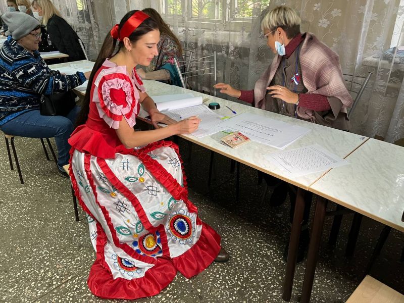 В Кирове на выборы пришла дымковская барыня