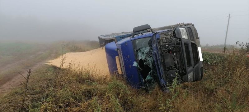 В Кирове большегруз съехал с дороги и перевернулся