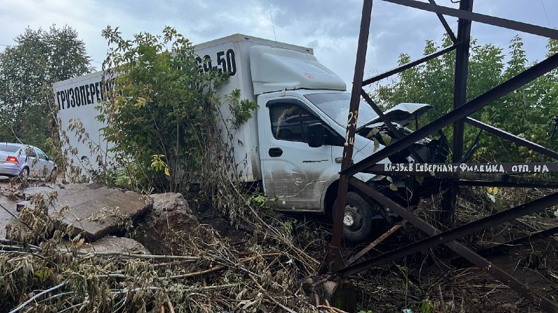 В Кирове водитель «Газели» погиб после столкновения с опорой линии электропередач
