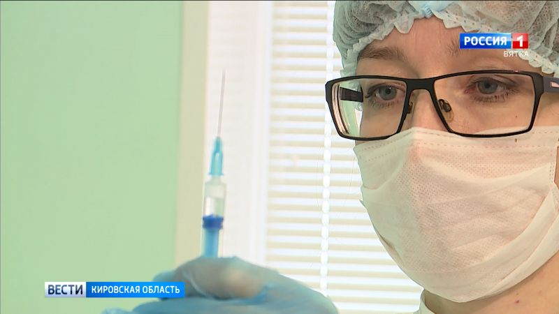 В Кировской области продолжается прививочная кампания против гриппа и коронавируса