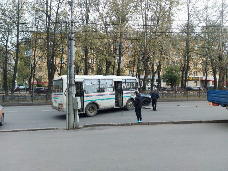 Движение встало: в Кирове в районе  Алых парусов произошло ДТП