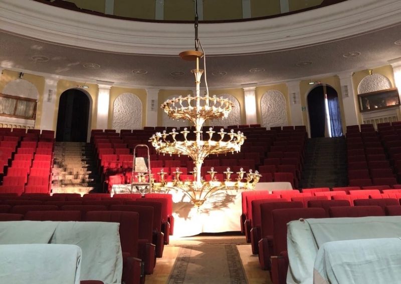 В Кировском драмтеатре обновили люстру к новому сезону