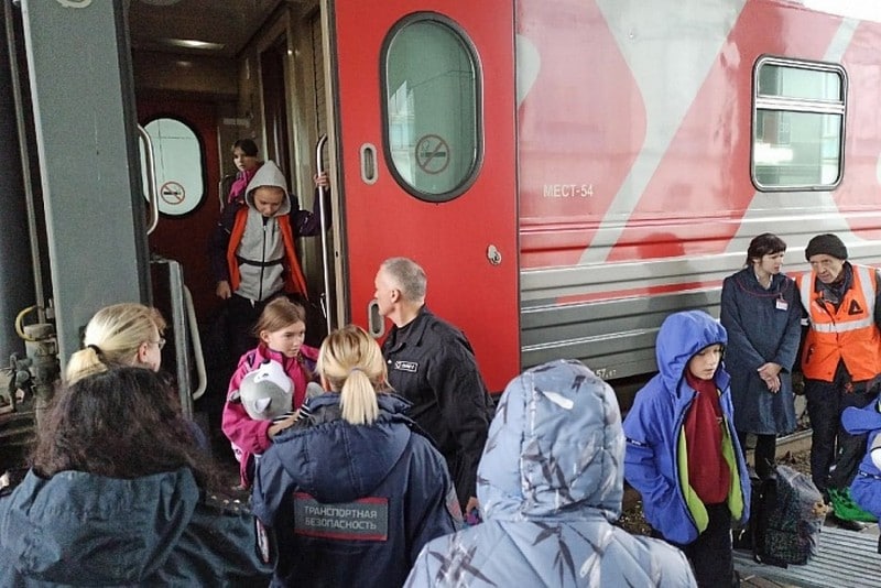 Из Донецка в Киров прибыли дети-сироты