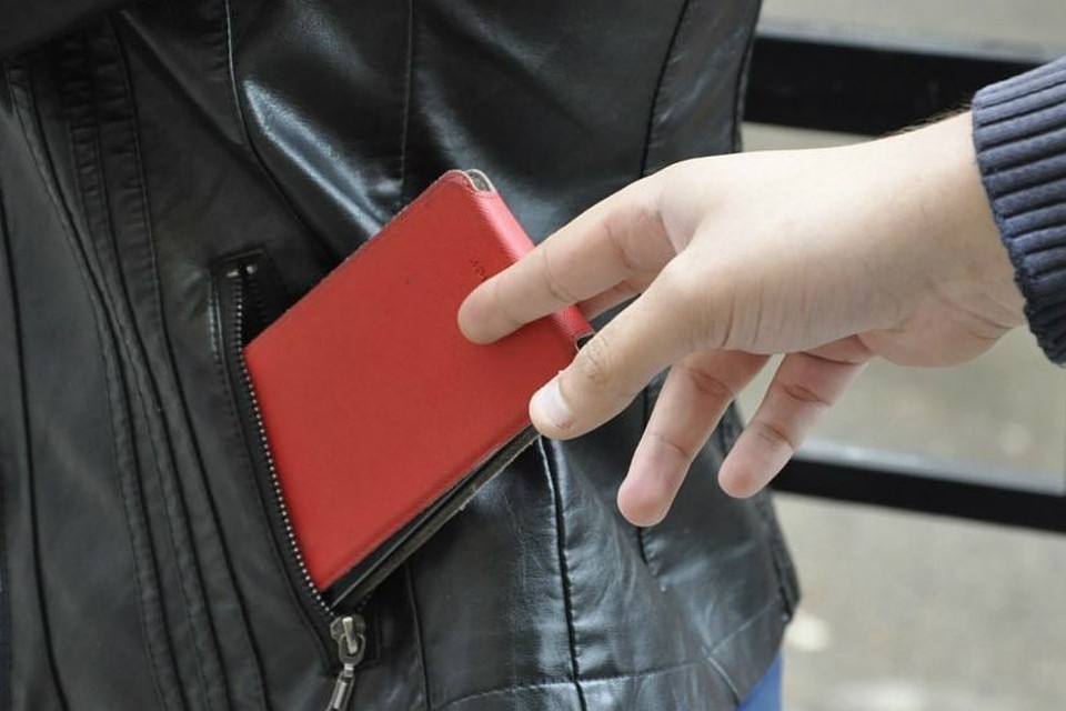 Кировчанин умыкнул телефон из кармана спящего в подъезде соседа