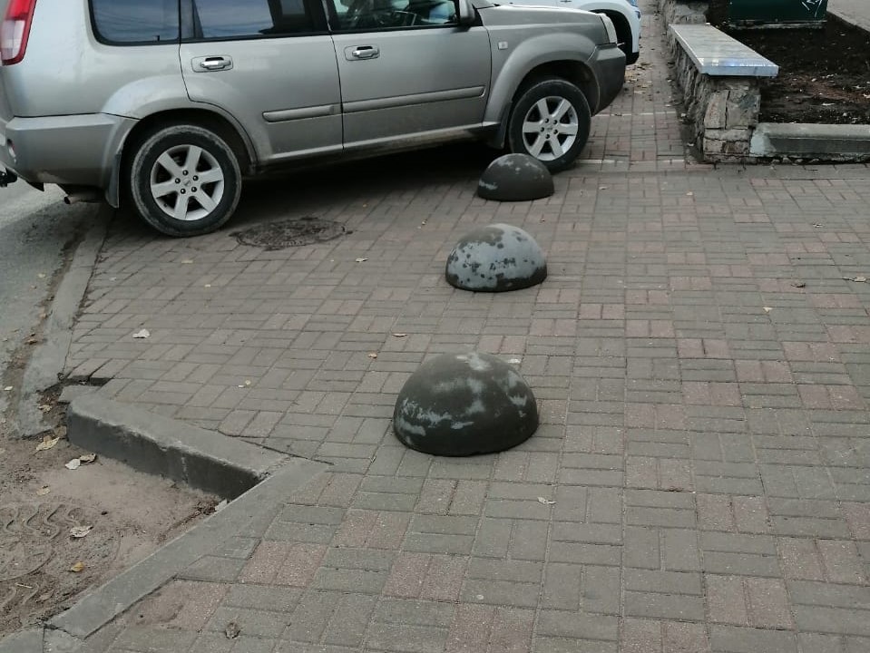 В Кирове устанавливают бетонные полусферы