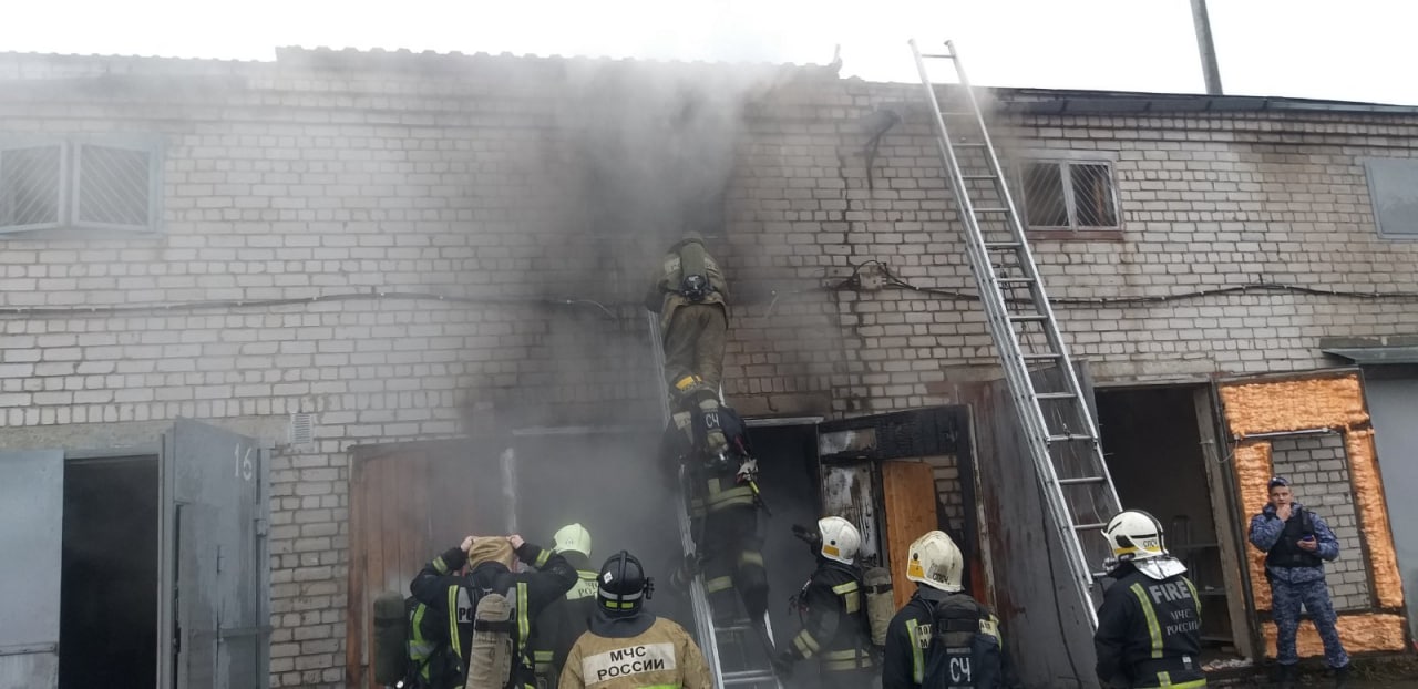 В Кирове в гаражах на улице Солнечной произошел пожар