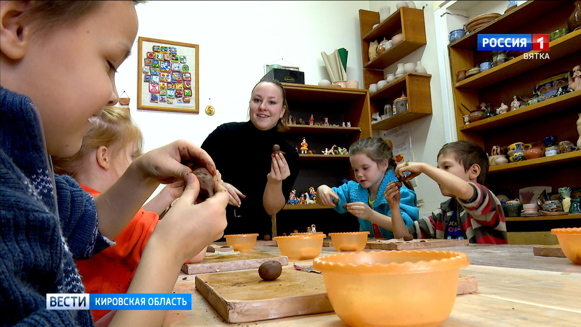 В Кирове воспитанников Донецкой школы-интерната № 1 познакомили с дымковской игрушкой