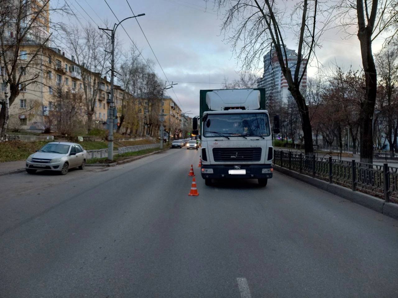 В Кирове возле «Алых парусов» на Октябрьском проспекте фура сбила 10-летнюю девочку