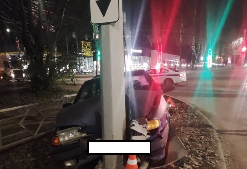 В Кирове пьяный бесправник влетел в столб на Щорса