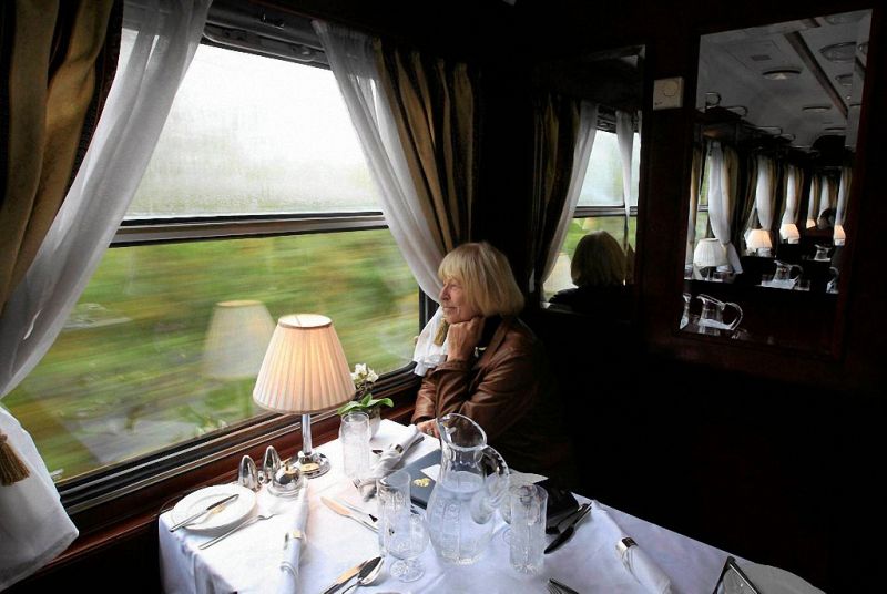 Пенсионеры смогут путешествовать в купе поездов со скидкой