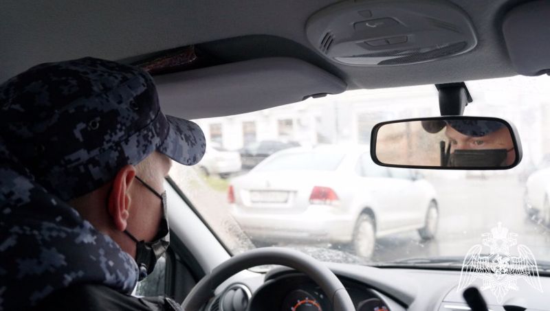 В Кирове росгвардейцы задержали мужчину, искавшего сверток в лесу