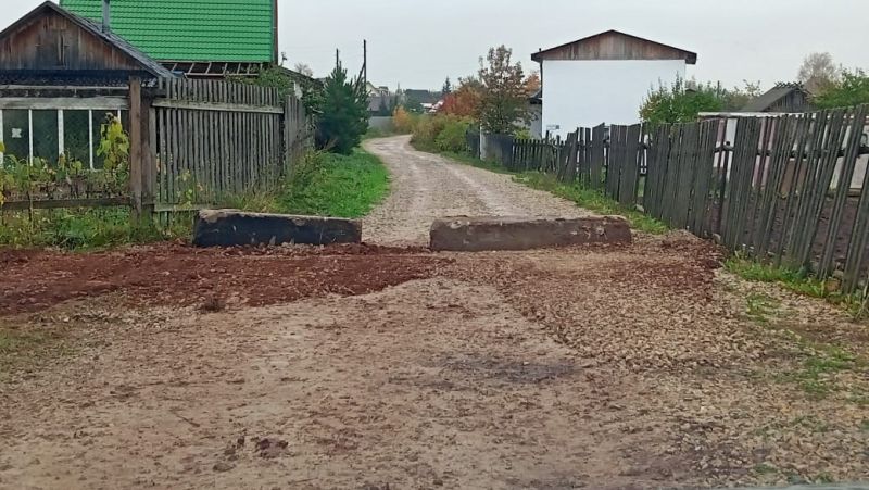 В Дороничах на перекрестке улиц Мира и Весёлой перекрыли дорогу к садам