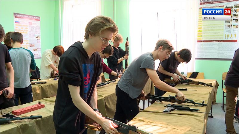 Для кировчан в региональном центре «Патриот» открылись бесплатные «Курсы молодого бойца»