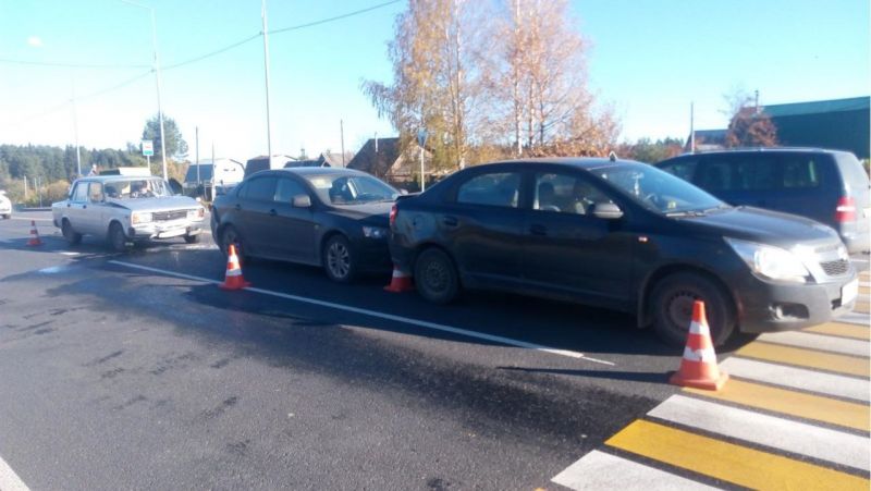 На трассе «Киров-Стрижи» столкнулись три машины. Есть пострадавшие
