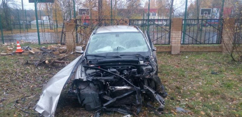 BMW разрушил забор лицея в Макарье