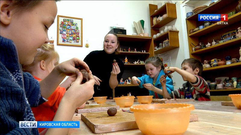 В Кирове воспитанников Донецкой школы-интерната № 1 познакомили с дымковской игрушкой