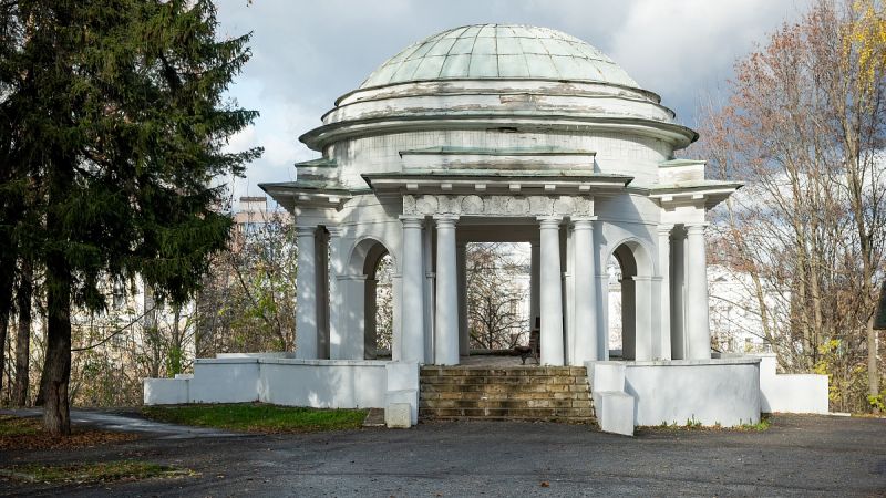 В Кирове началось благоустройство дорожек в Александровском саду
