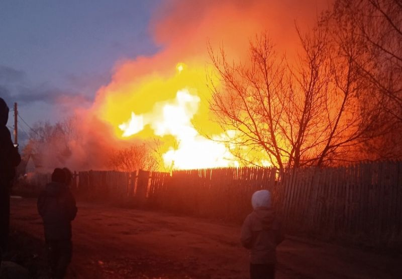 В пригороде Кирова сгорел жилой дом