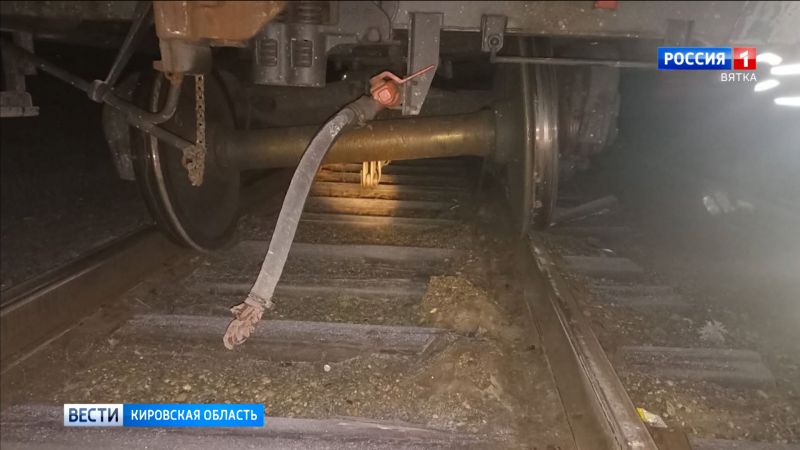 В Кировской области три вагона грузового поезда сошли с рельсов