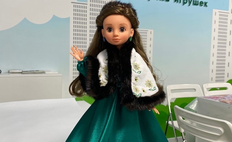 Кукла Мирэя в костюме символизирующем Кировскую область вышла ограниченной серией