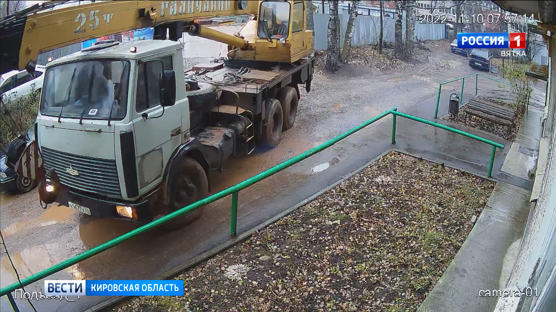 Жители дома на Пролетарской борются с проездом строительной техники через двор