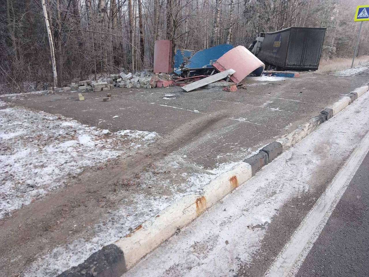 В Шабалинском районе водитель фуры снес остановку общественного транспорта