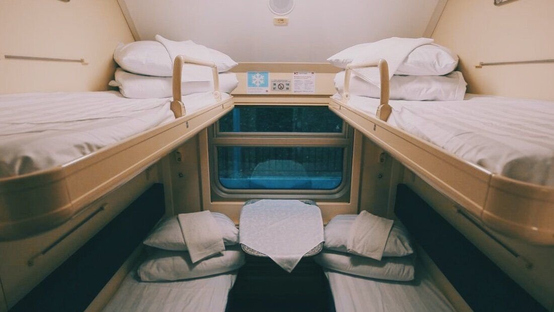 Следующей осенью пассажиров верхних полок наделят законным правом сидеть на нижних