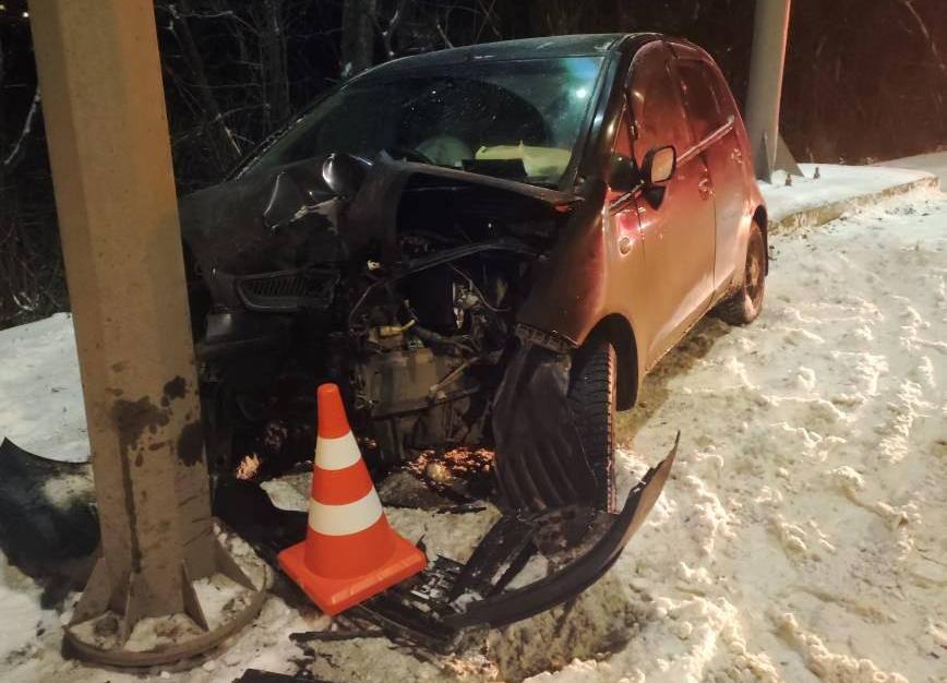 В Кирове на Слободском тракте девушка на «Митсубиси Кольт» въехала в фонарный столб