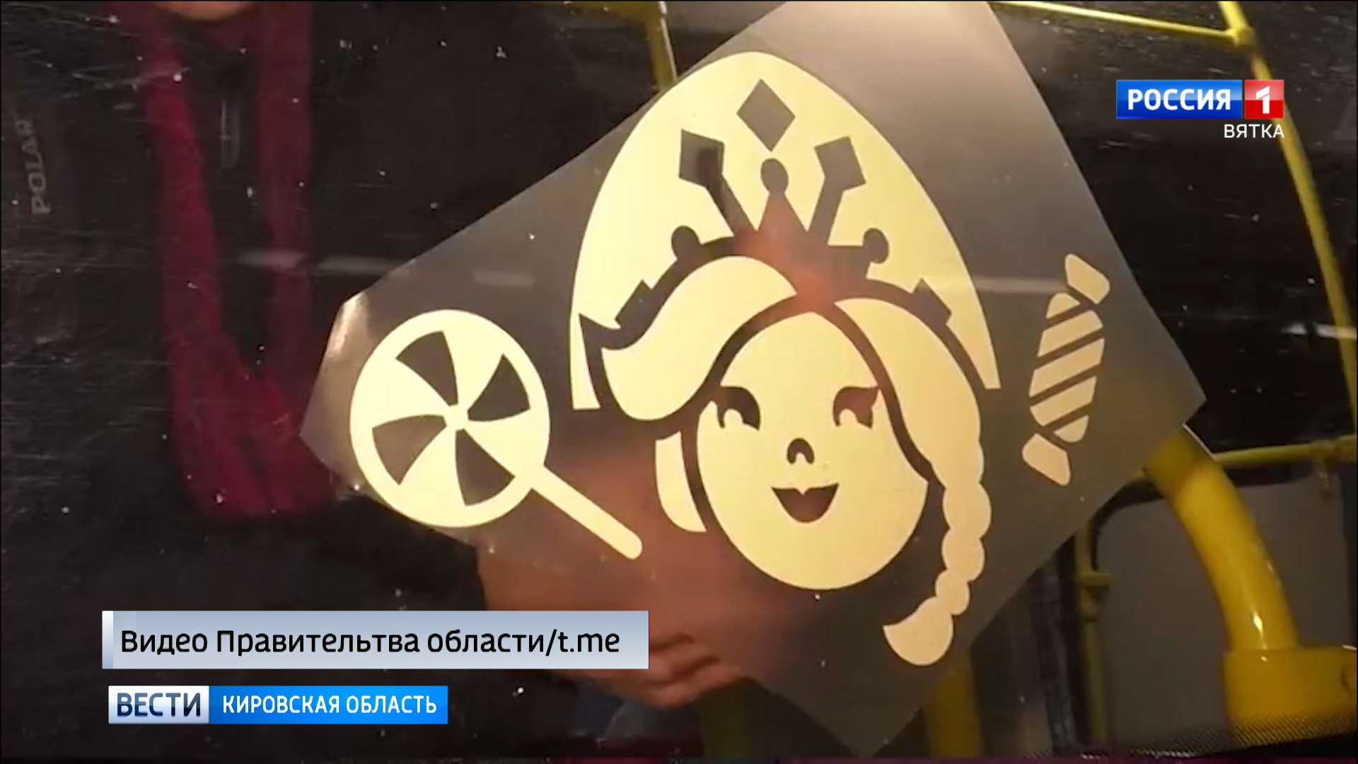 Кировские автобусы украсили новогодними наклейками