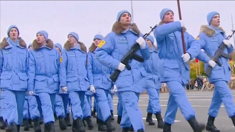 Более 50 кировских школьников и студентов прошагали по площади в Самаре