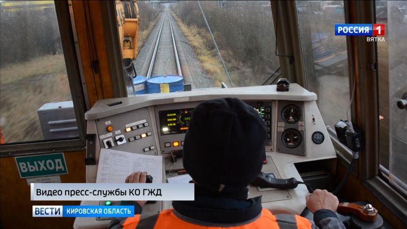 Водители кировских автобусов попробовали себя в роли машиниста