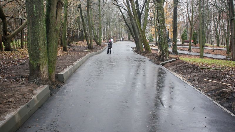 Дорожки в Александровском саду отремонтировали на 50%