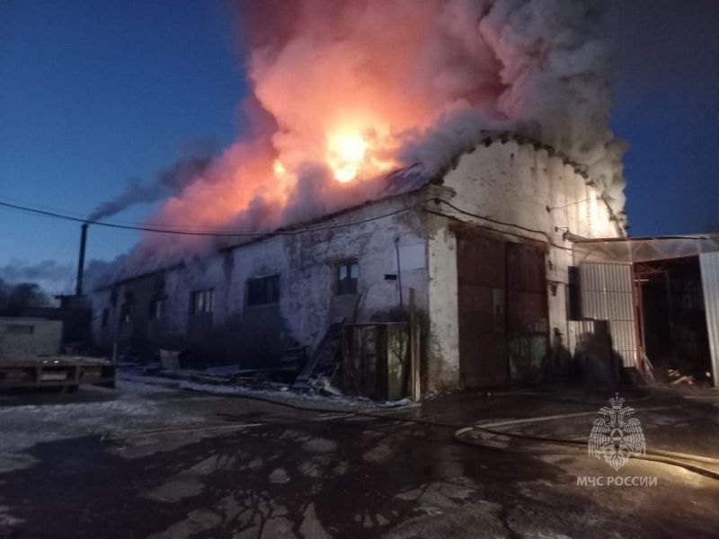 В Слободском загорелось здание производства металлопроката