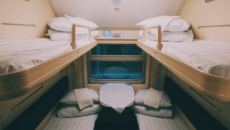 Следующей осенью пассажиров верхних полок наделят законным правом сидеть на нижних