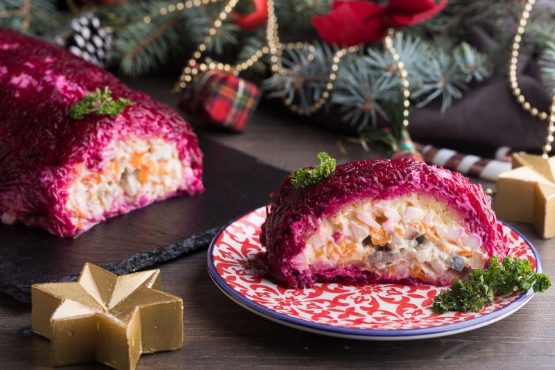 Стоимость оливье снизилась, а сельдь под шубой подорожала