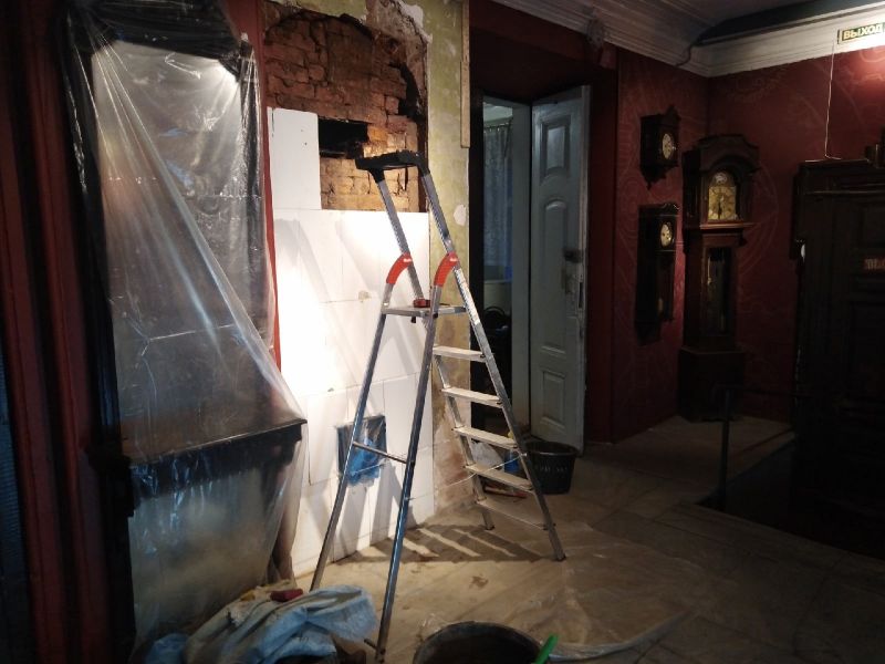 В Слободском краеведческом музее реставрируют изразцовые печи