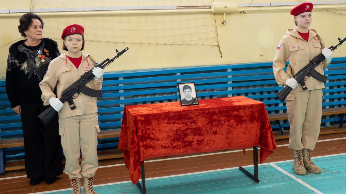 В кировской школе открыли Парту героя