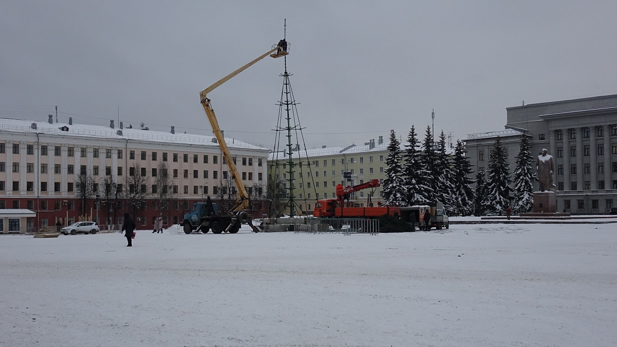 В Кирове начали украшать главную площадь города