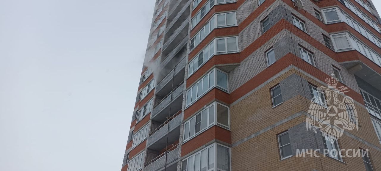 Спасены трое: в Кирове произошел пожар в высотке на Урицкого