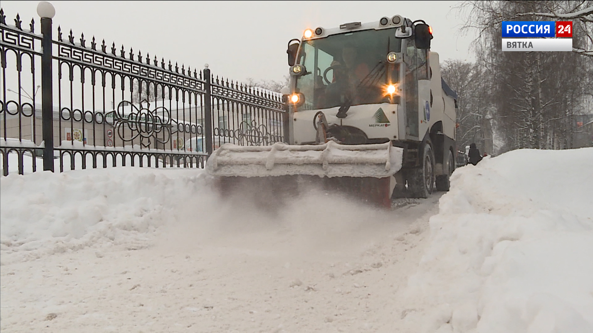 Из Кирова после выходных вывезли около пяти тысяч кубометров снега