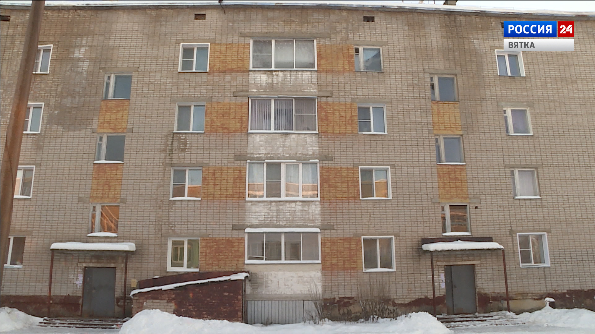 Жители дома в поселке Гирсово 10 лет не могут добиться ремонта крыши