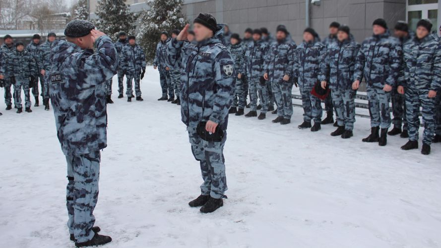 Сотрудникам отряда особого назначения «Вятич» вручили оружие и знаки отличия