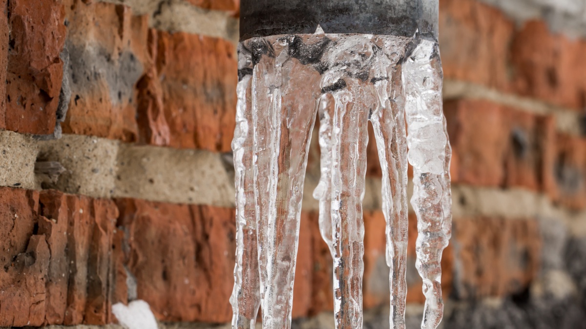 Кировчанам напомнили о возможном падении сосулек и снега с крыш