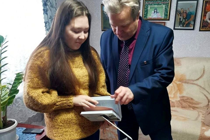 Губернатор Соколов подарил книги 15-летней школьнице из Пижанки