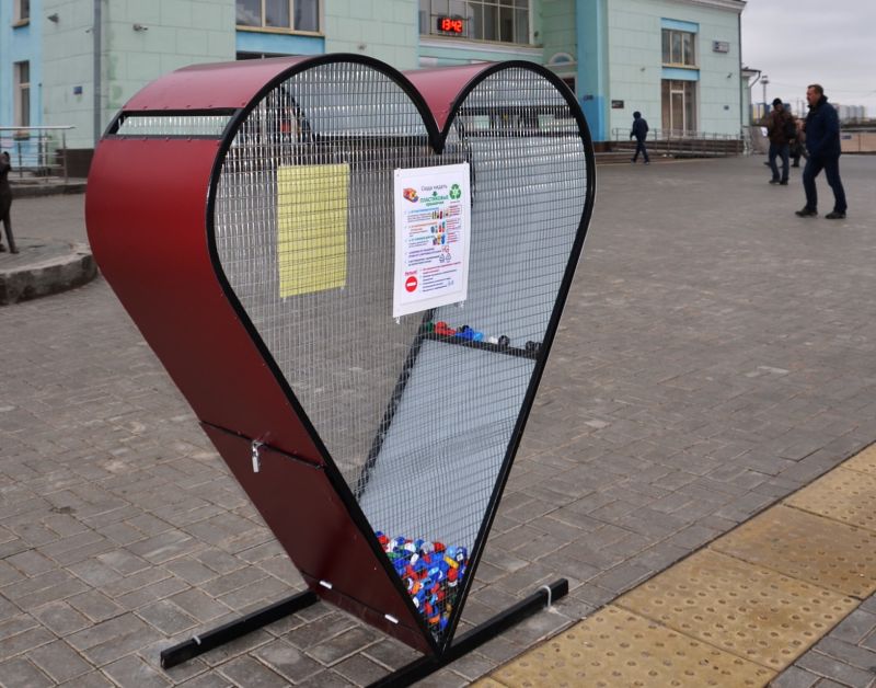 55 кг пластиковых крышек достали в Кирове из контейнера в виде сердца