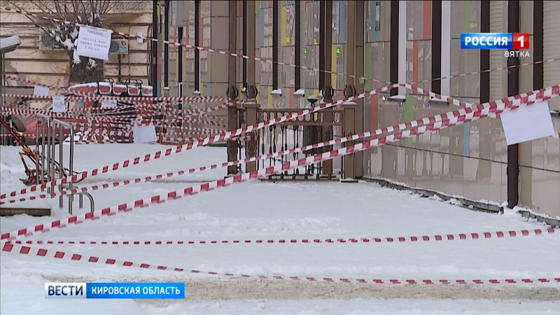 В Кирове с фасада поликлиники на Карла Маркса падают кирпичи