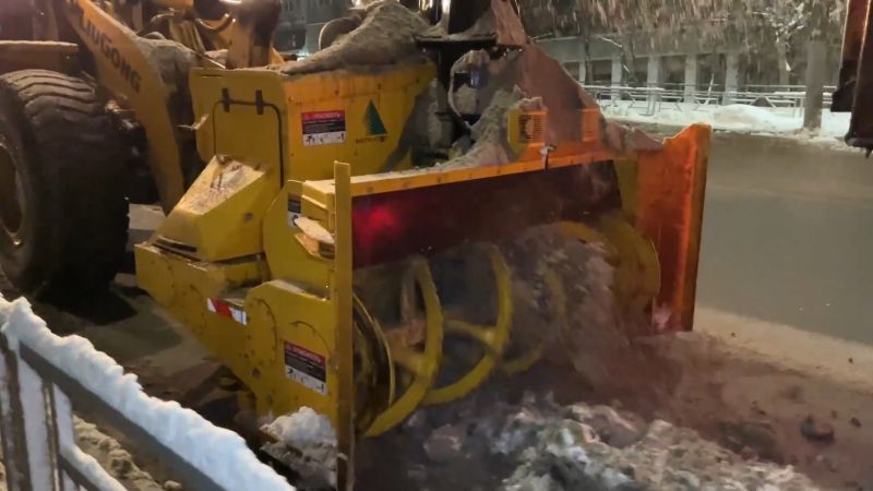 На улицах Кирова работает новый снегоуборочный комплекс