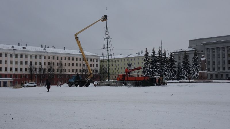 В Кирове начали украшать главную площадь города