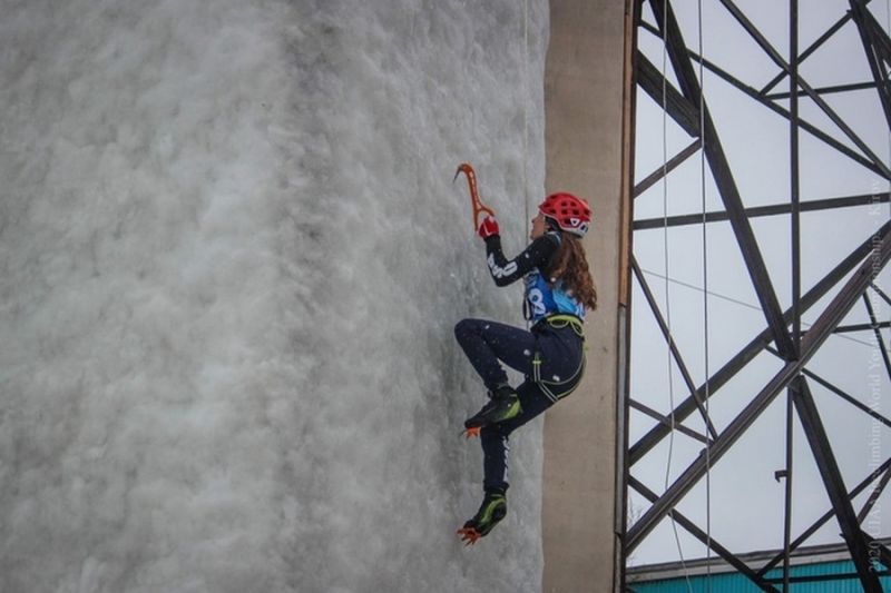 В Кирове проходят Всероссийские юношеские соревнования по ледолазанию