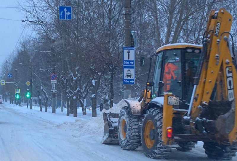 В Кирове продолжают устранять последствия снегопада